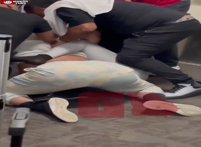Video :She assaults an airport worker while intoxicated and pregnant!